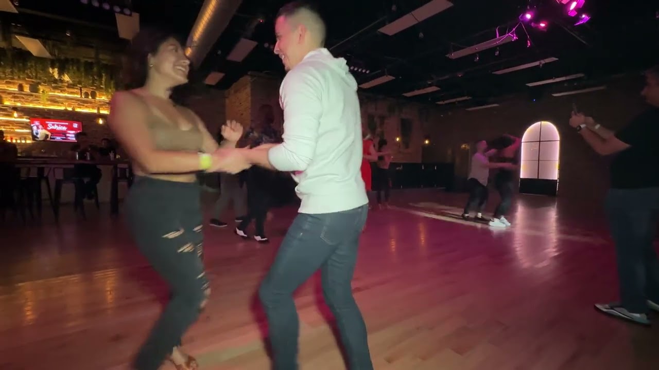 Nayeli and Oscar - Salrica Social - Oiga, Miré, Vea (Salsa)
