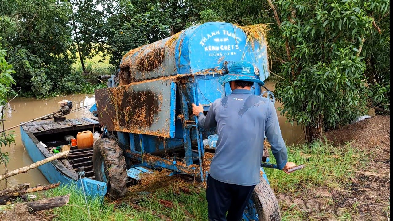 MÁY SUỐT LÚA MINI CHUYỂN BẾN LÀM VIỆC GẤP CHO NÔNG DÂN NGÀY BÃO - CẢNH XUỐNG PHÀ NHỎ CỦA MÁY TUỐT.