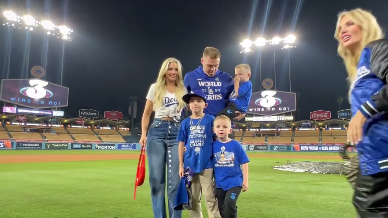 Freddie Freeman catching up with his family after his walk-off HR to win Game 1 of the World Series