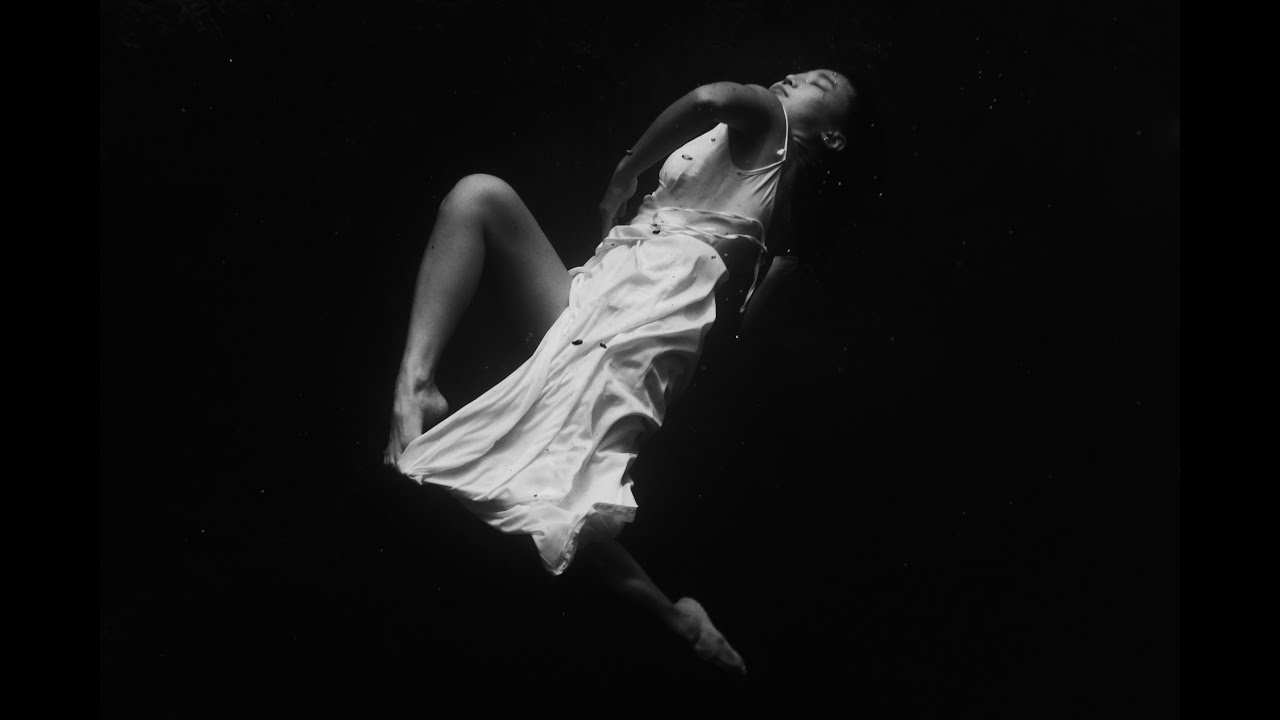 Underwater performance - As above, so below. 水中舞蹈