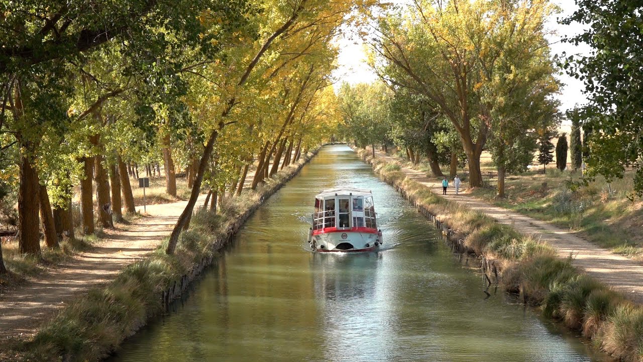 El barco Antonio de Ulloa del Canal de Castilla