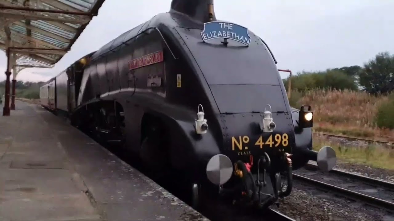 Sir Nigel Gresley doing a drive through takeaway at Hellifield - 20.9.22
