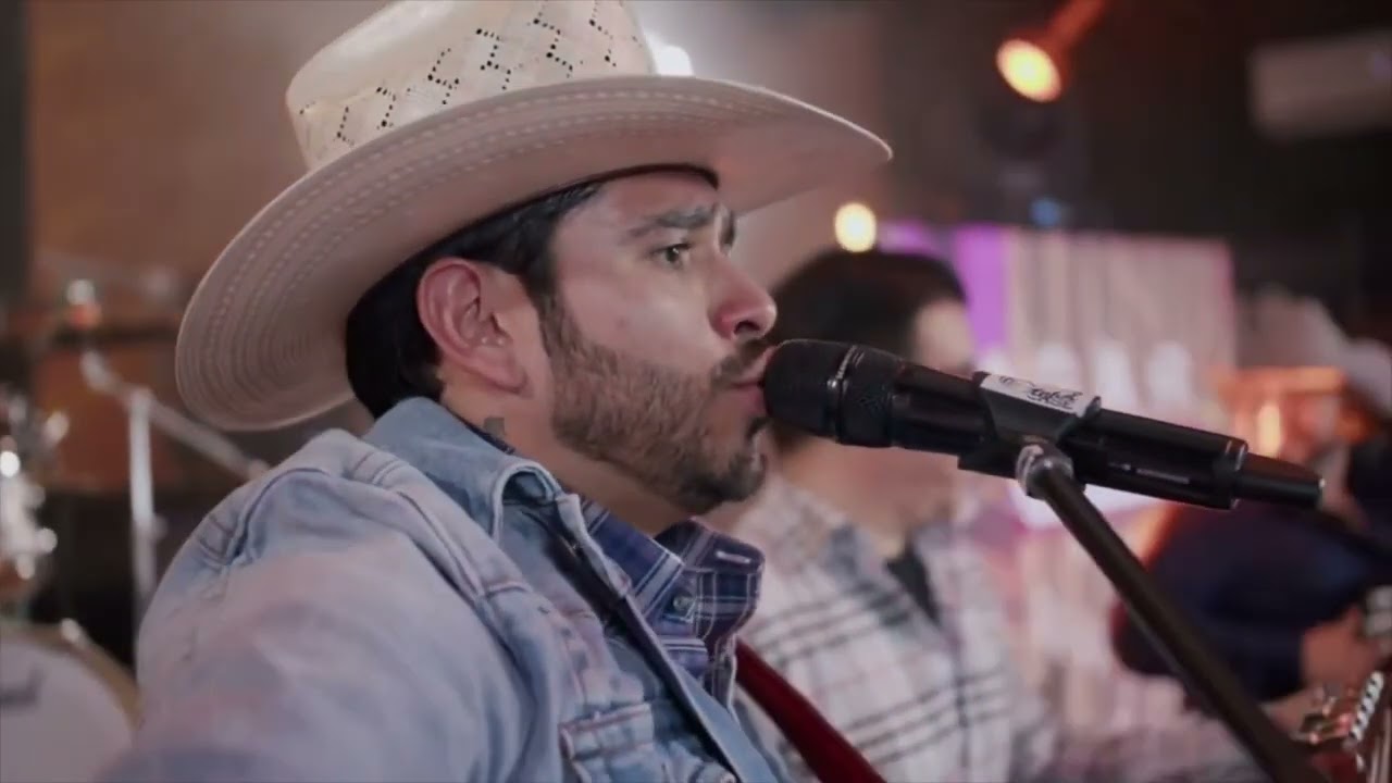 Capullito De Rosa - Cornelio D. Reyna - Zagar Desde El Bar