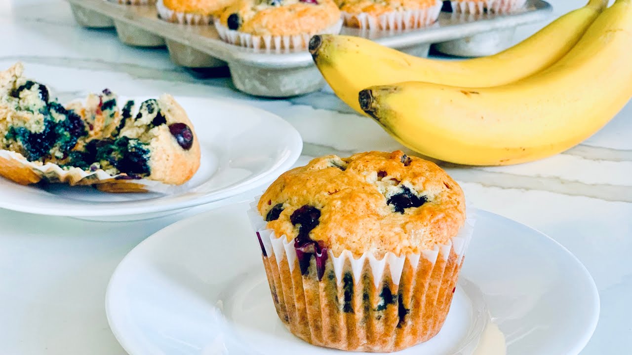 You need 3 bananas + 1 cup of blueberries for my easy Blueberry Banana Muffin Recipe 😋🧁