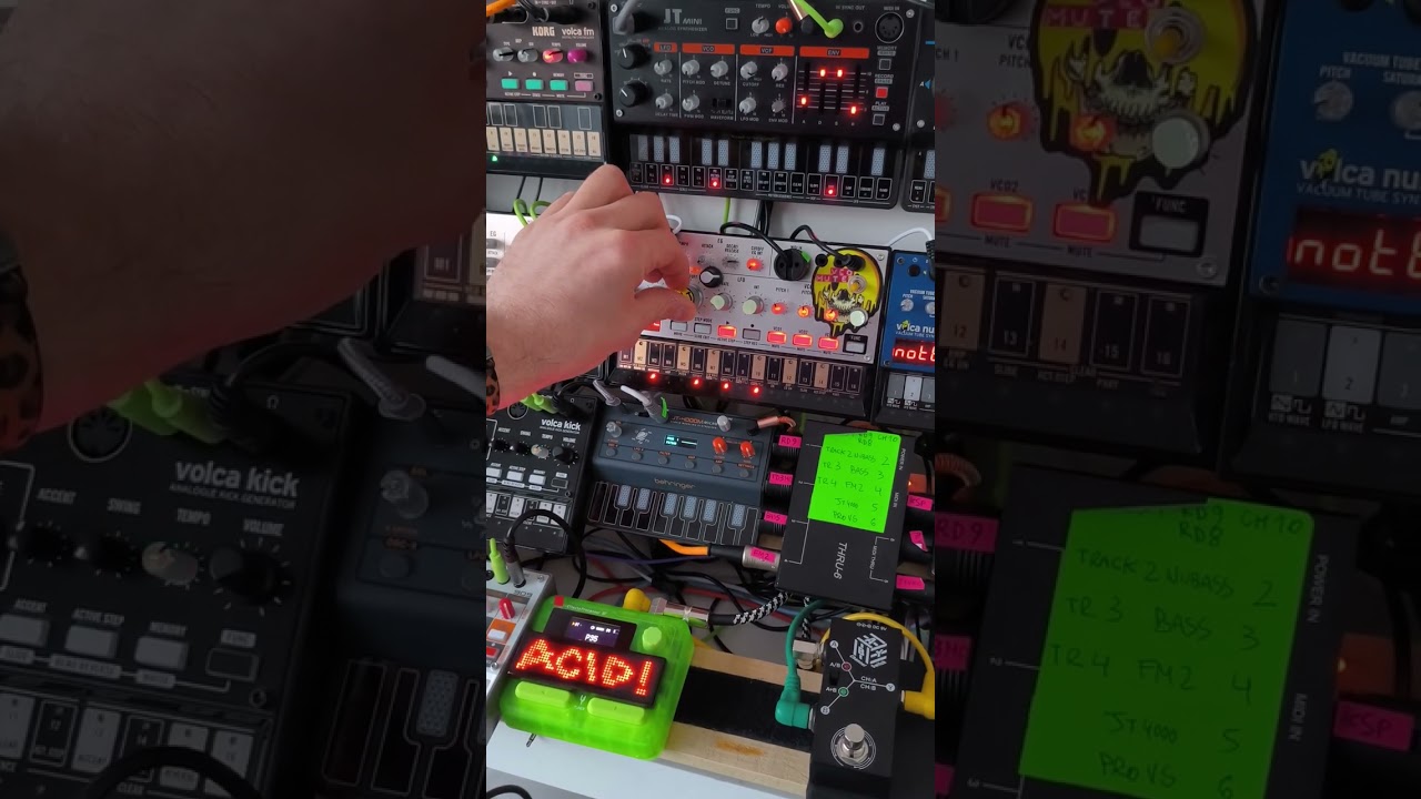 Analog jam session dark synthwave/acid techno