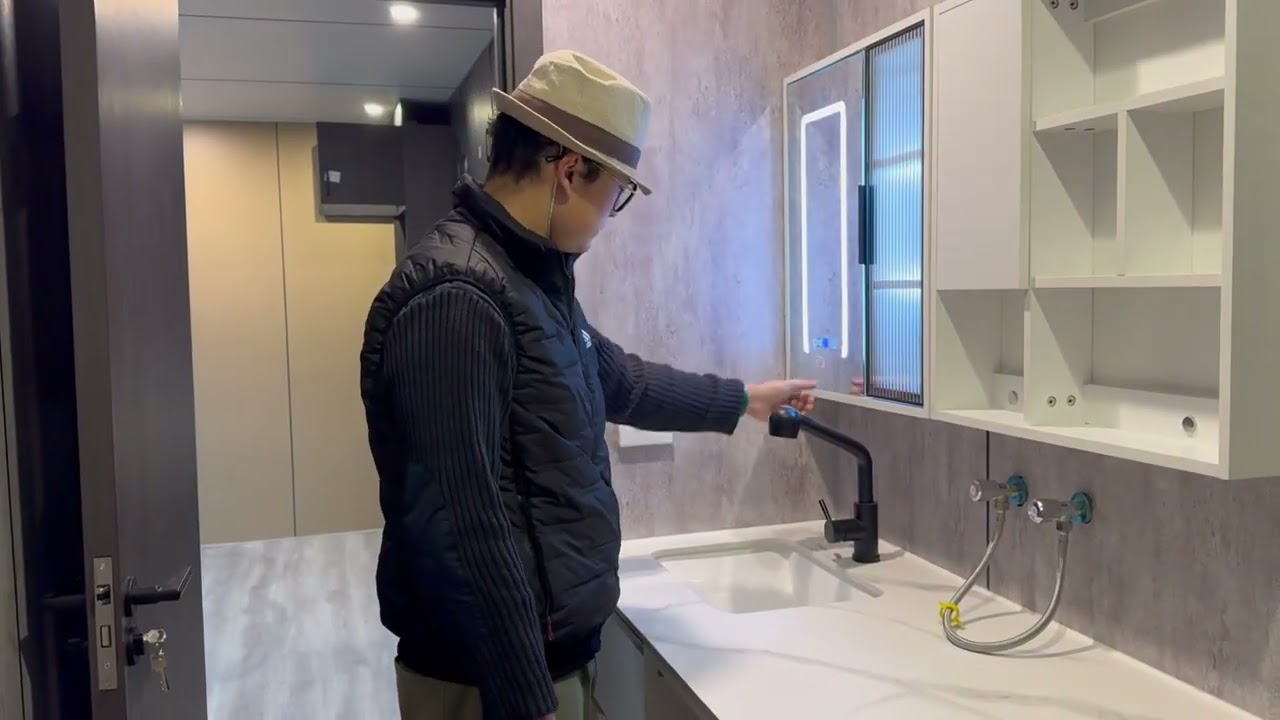 Expandable container house transformed from a 40ft shipping container