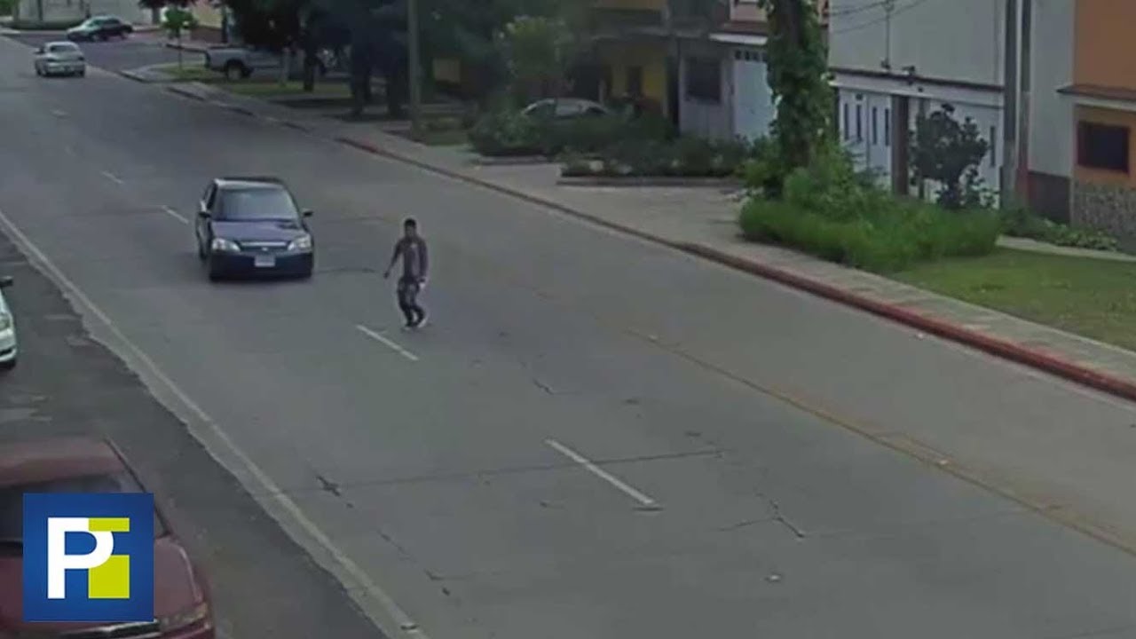 Hombre cruza la calle sin ninguna precauci&oacute;n y es impactado por un auto