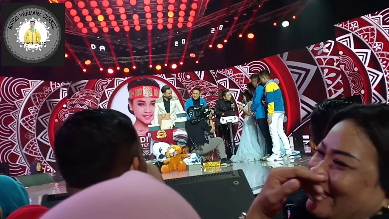 Lucu nya Dini merayu Mae Soimah Untuk mendapat kan kado yang banyak..