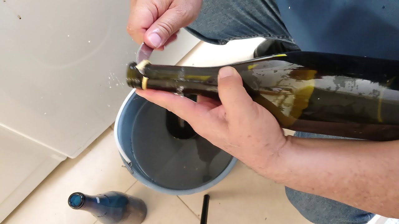 Limpieza de botellas de vidrio y retirado de etiquetas editado