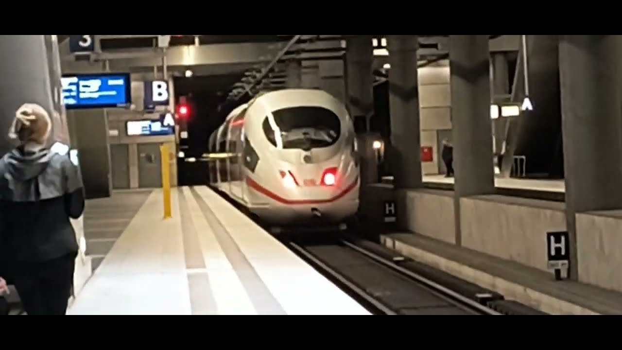 ICE 3 (Baureihe 403) mit offener Bugklappe am Hauptbahnhof Berlin