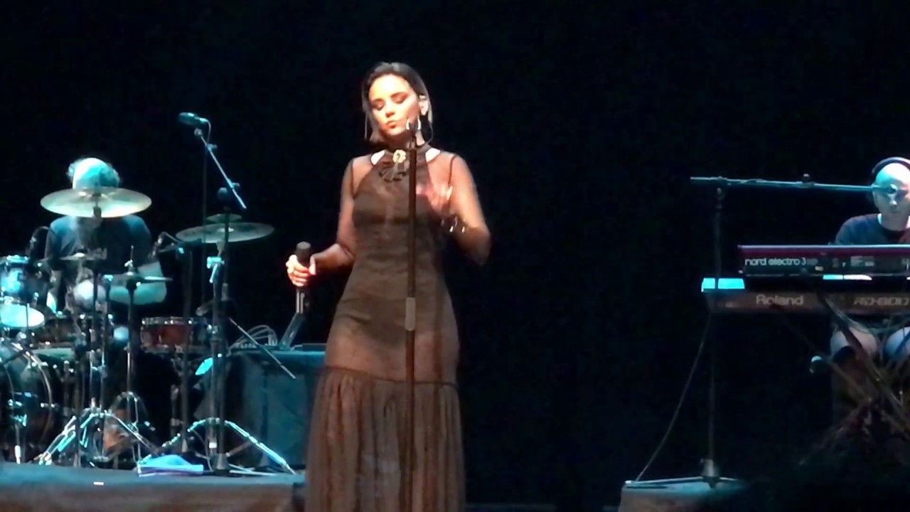Chenoa canta Duele en Trui Teatre (Mallorca) + Ovación