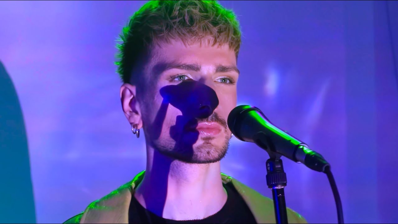 blue alien  - TSUNAMI (Live Rendition)