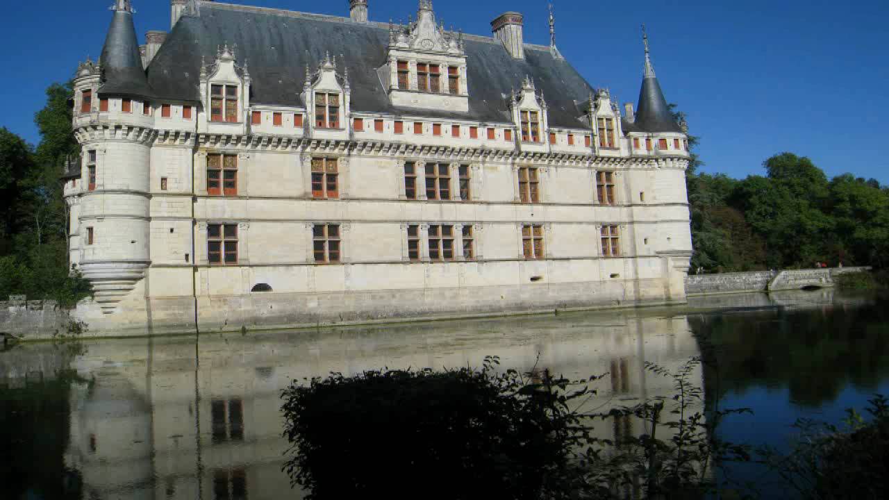 Les Ch&acirc;teaux de la Loire. AZAY-LE-RIDEAU ...Film de Raymond Grelet.