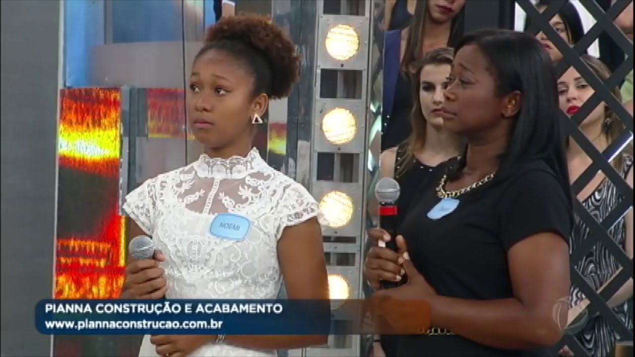 Anderson e Noemi recebendo premiações no Palco do Domingo Show