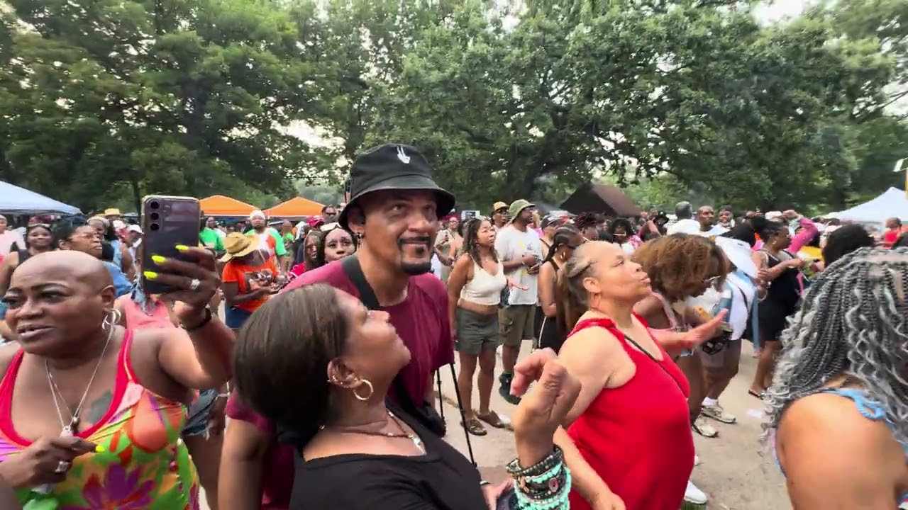👸🏾💃🏾🕺🏾 world largest cookout house🎶 music where my house hits at💃🏾👸🏾🕺🏾
