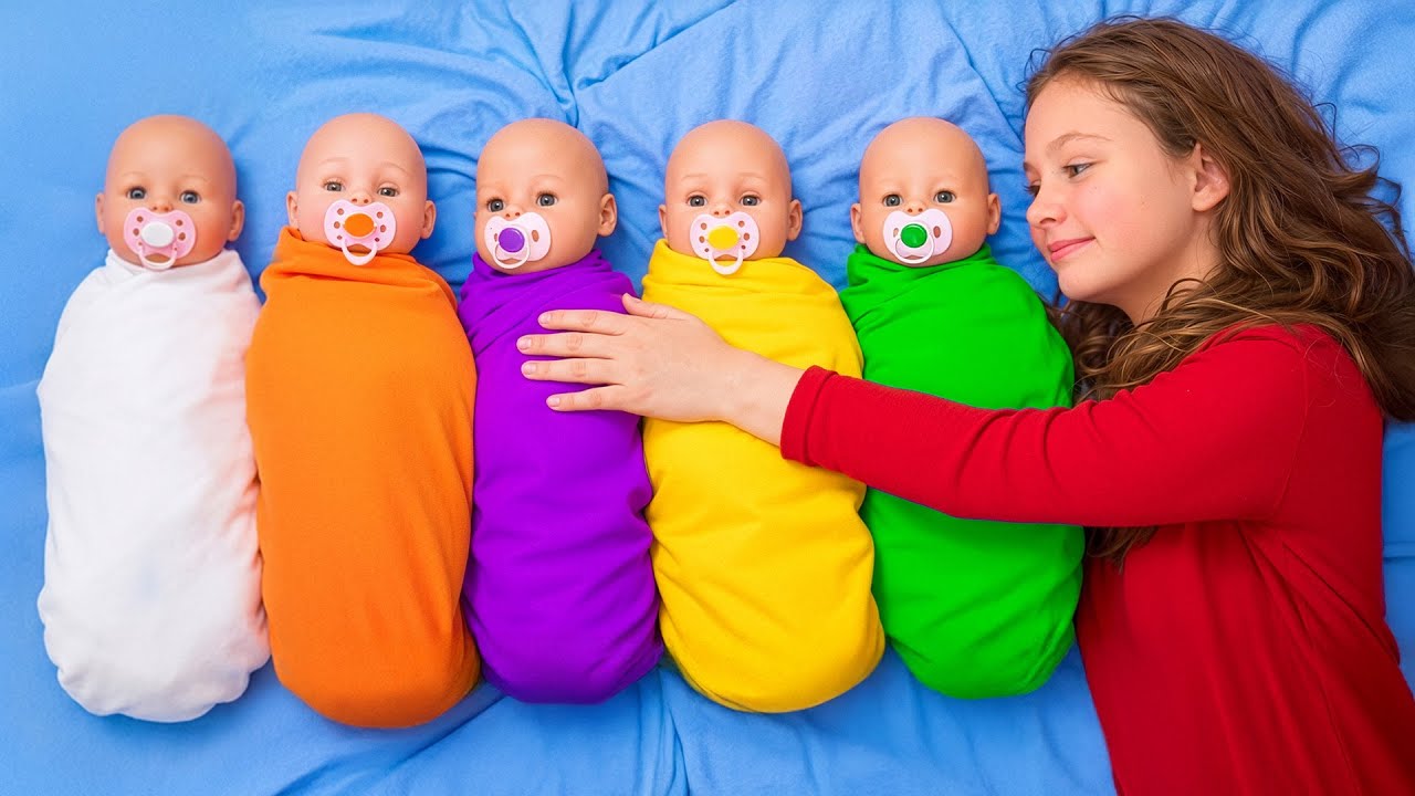 Bermain pura-pura tidur siang dengan boneka