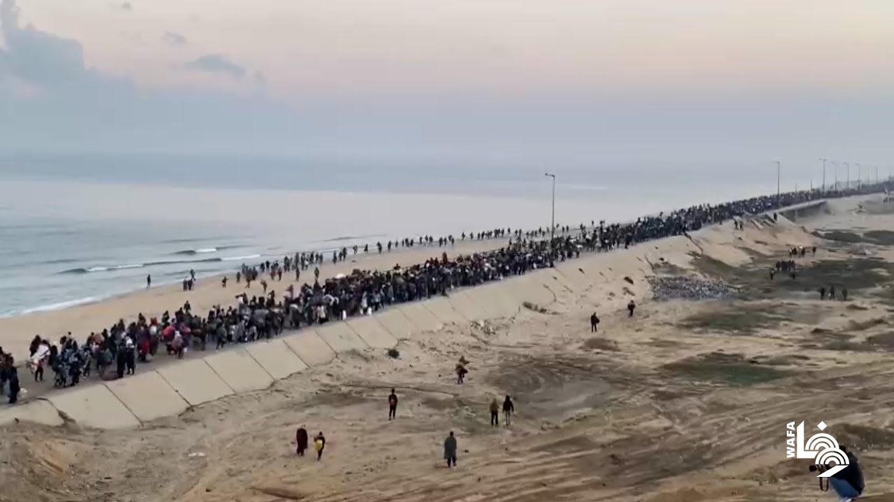 سيل بشري من النازحين يعودون إلى شمال قطاع غزة