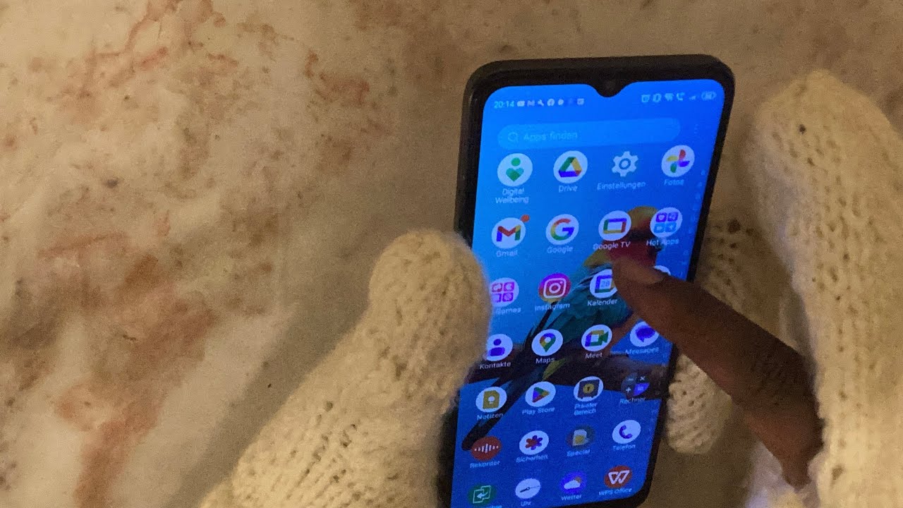 Knitting Mittens with a Smartphone function. 3a