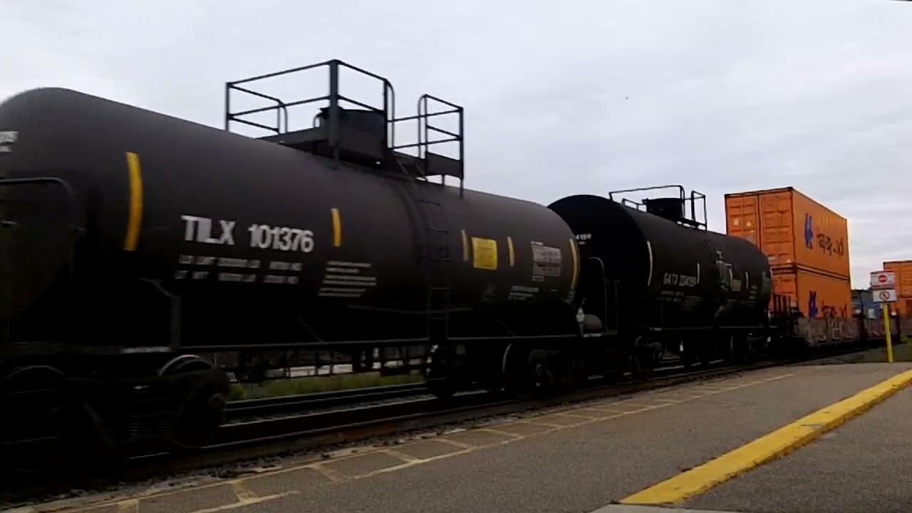 CN 421 w/ CN Engines 2274, 2654 & 2556 lead this long 636 axle, WB Mixed/Autorack/Intermodal train