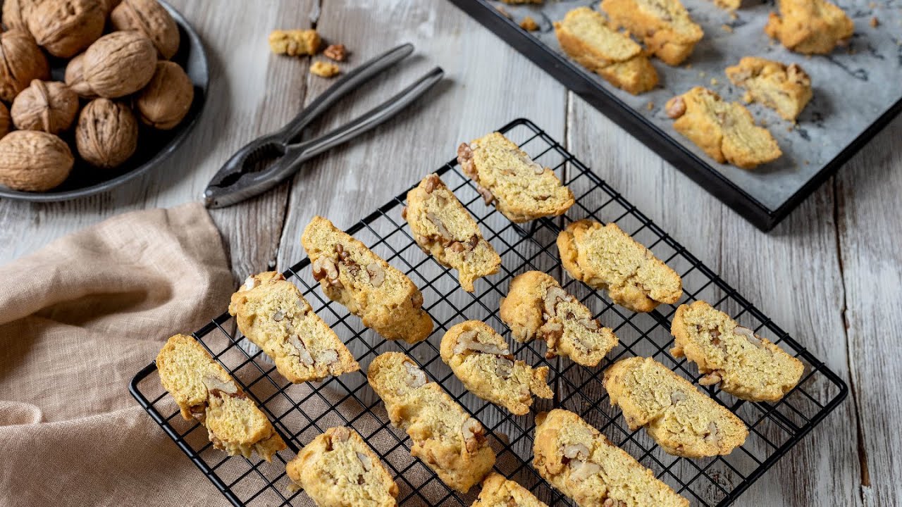 Cantucci salati con noci e parmigiano