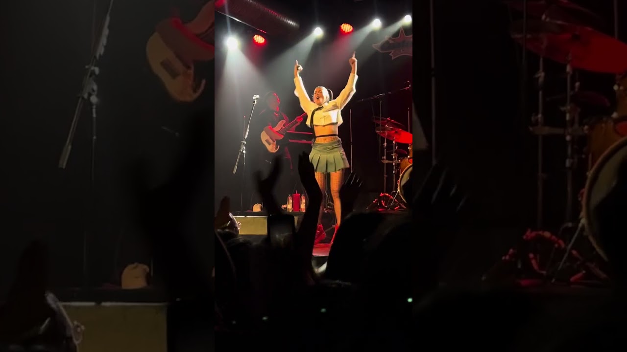 Romper el champan Miriam Rodriguez Sevilla Lineas Rojas Tour