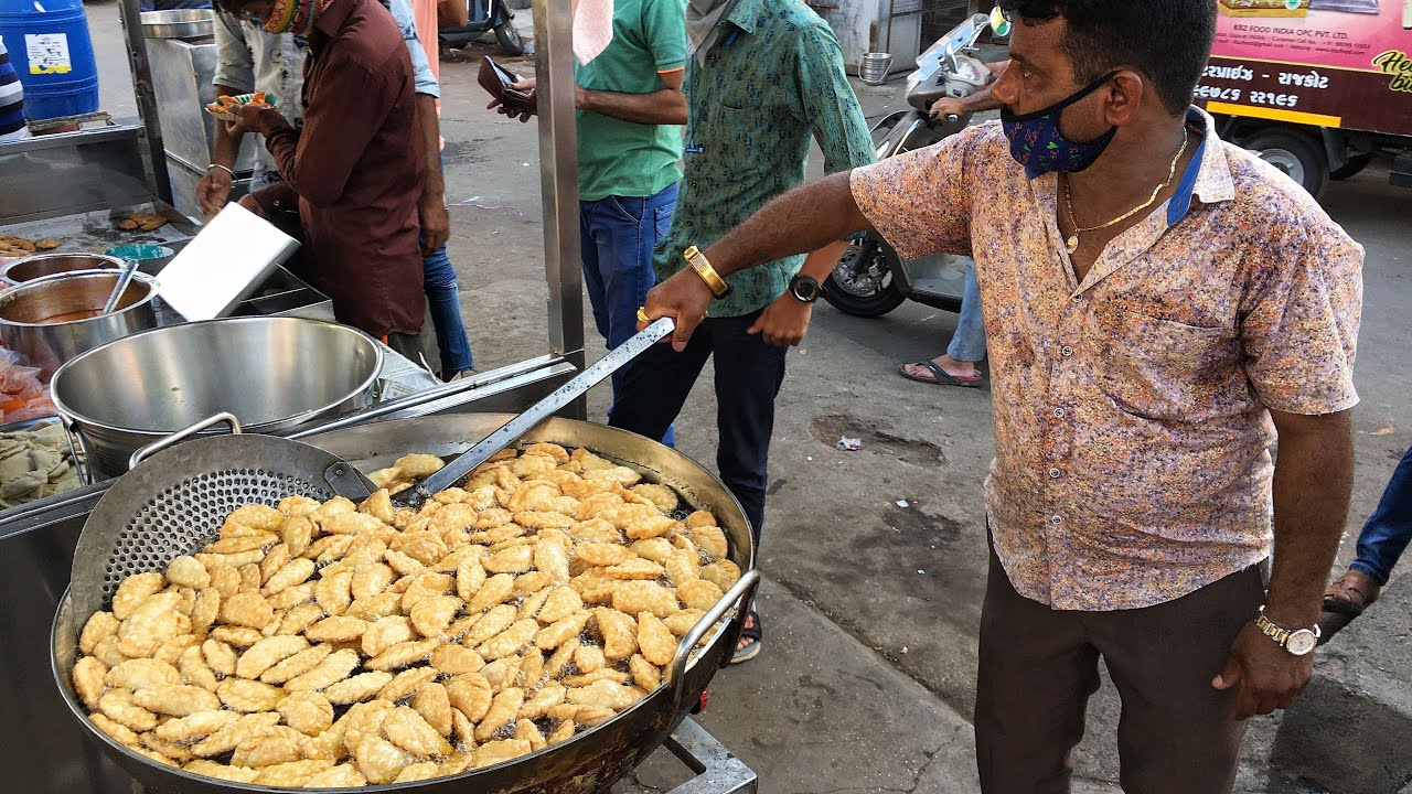 Famous Ghughra (Gujiya) Chaat of Gujarat | Most Popular Gujarati Street Food | Indian Street Food