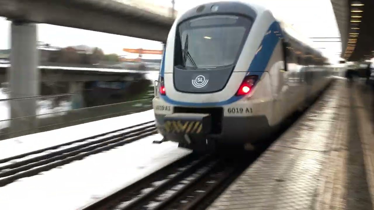 X60 Pendeltåg Passerar Årstaberg.