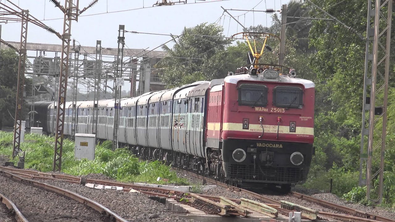 Superfast Swaraj Express At Full Speed behind Latest Series of 5350Hp WAP-4 Locomotives !!!