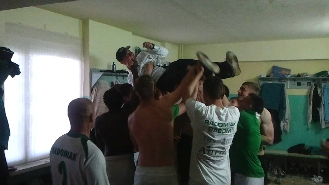 Dźwigała i Tomala w uścisku - radość w szatni Radomiaka