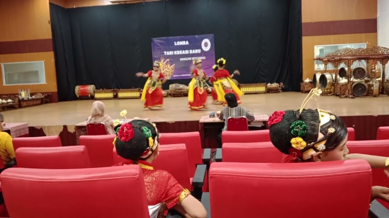 Tari oglek ( Abigail bersama sanggar tari Sekar lembayung)