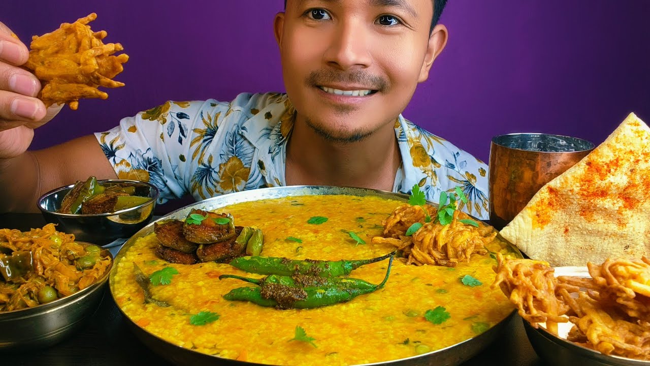 Eating Vegetables Khichdi | Matar Patta Gobhi ki Sabji | Aloo Pakoda | Baingan Bhaja | Mirch Fry 