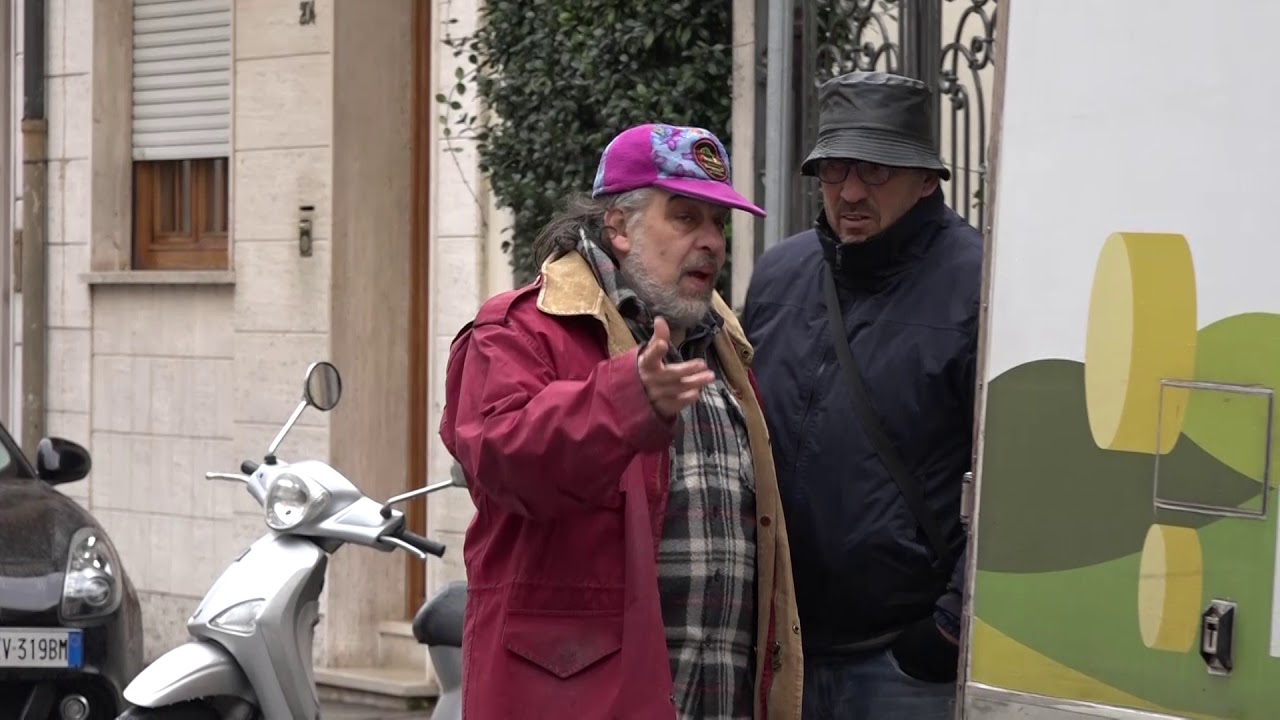 Picchiato e rapinato in negozio: 