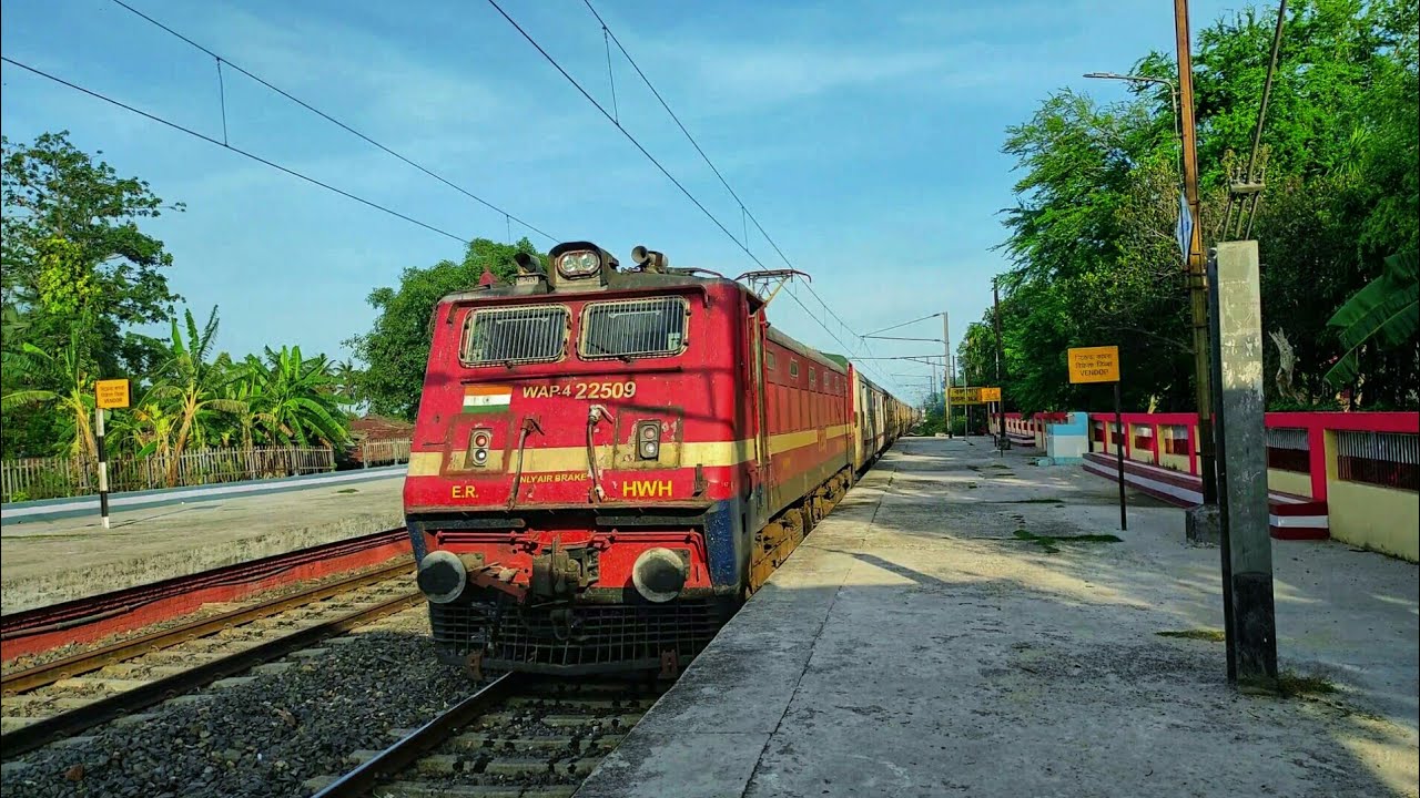 WAP-4 leading 22509 Howrah-Maldatown Express arriving & departing at a golden Afternoon || IR