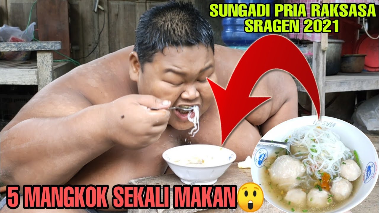 Melihat Sosok Sungadi Pria Raksasa Sragen Saat Sedang Makan Bakso