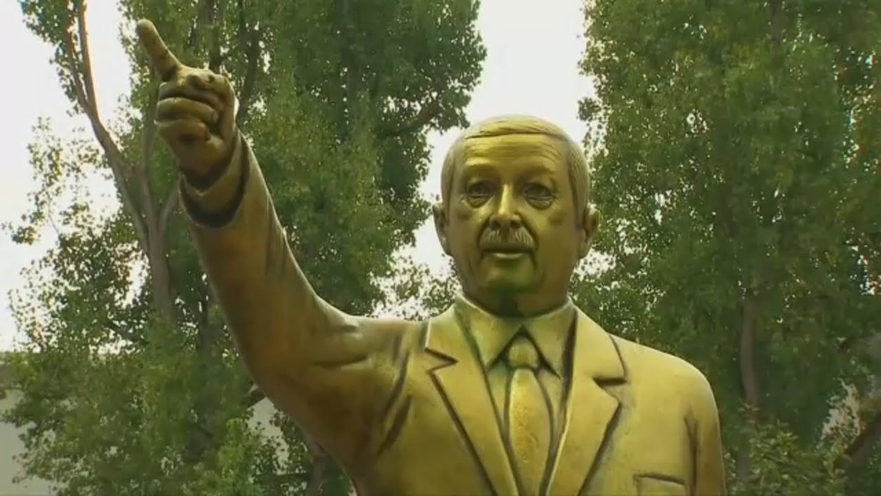 WIESBADENER IRRITIERT: Was macht goldener Erdogan auf dem Platz der Deutschen Einheit?