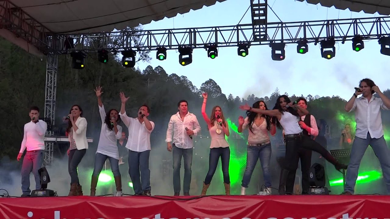 Reencuentro Primera Generación de la Academia - Medley rock pop - Tlalpujahua (01 06 13)