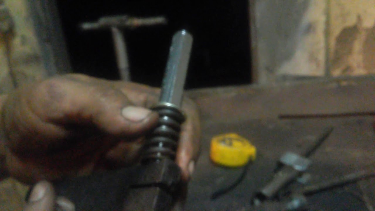 Ferramenta pra furar a fita de porta de rolo