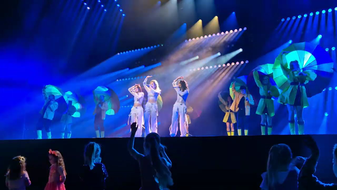 K3 Zeesterren 1 maart 13:30 | Medley: Als Het Binnenregent/Jij Bent De Bom/Parapluutje/Alle Kleuren