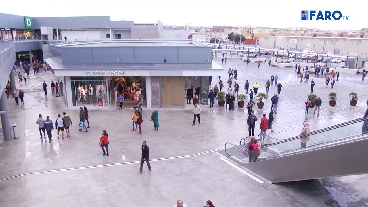 Miles de personas acuden a conocer el nuevo centro comercial