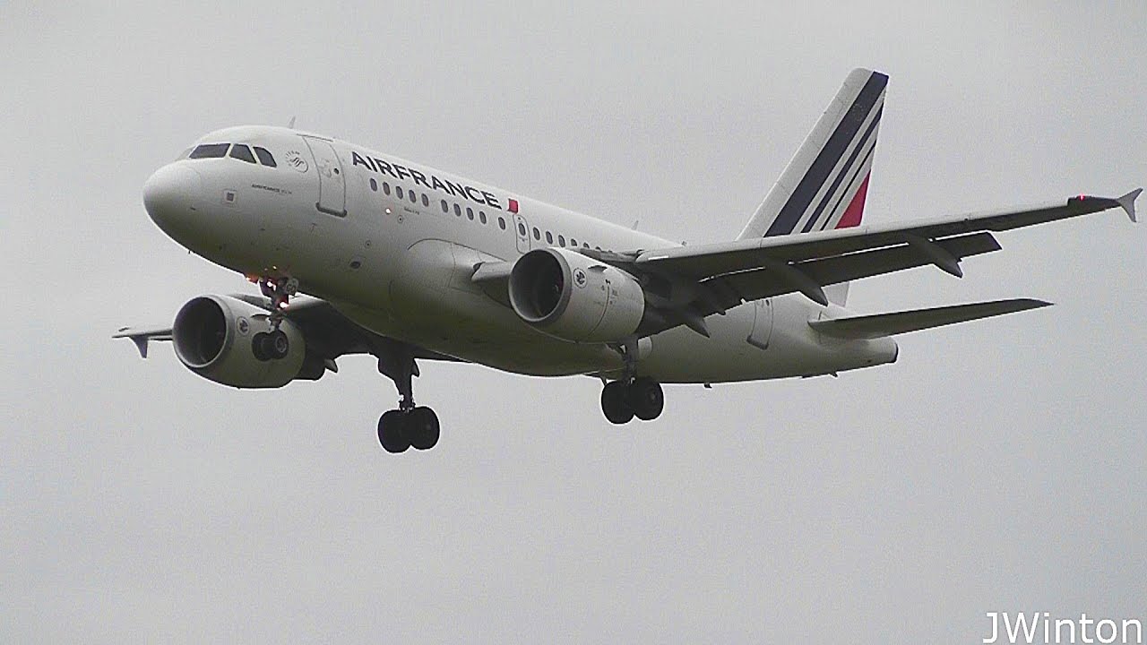 Airbus A318 F-GUGO linii Air France ląduje na lotnisku w Newcastle
