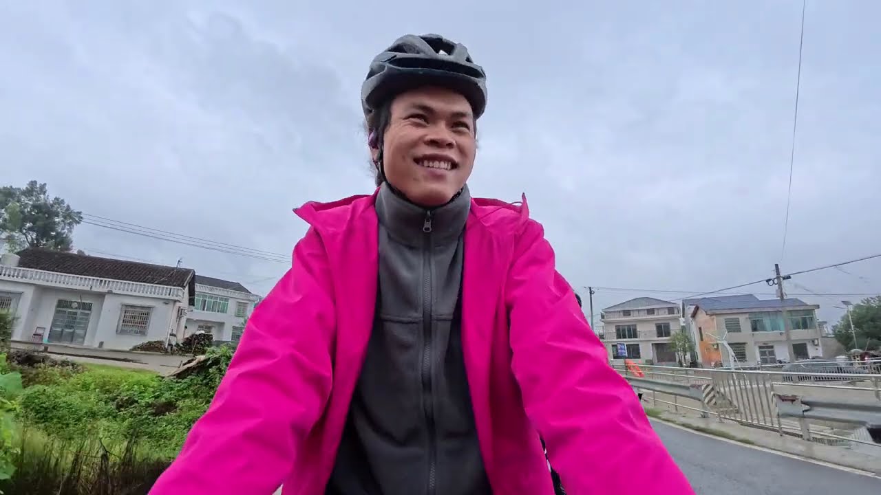 广东小伙骑自行车回家，遭遇连续一个月大下雨天，扛不住了，骑到长沙打算休息几天#骑行vlog