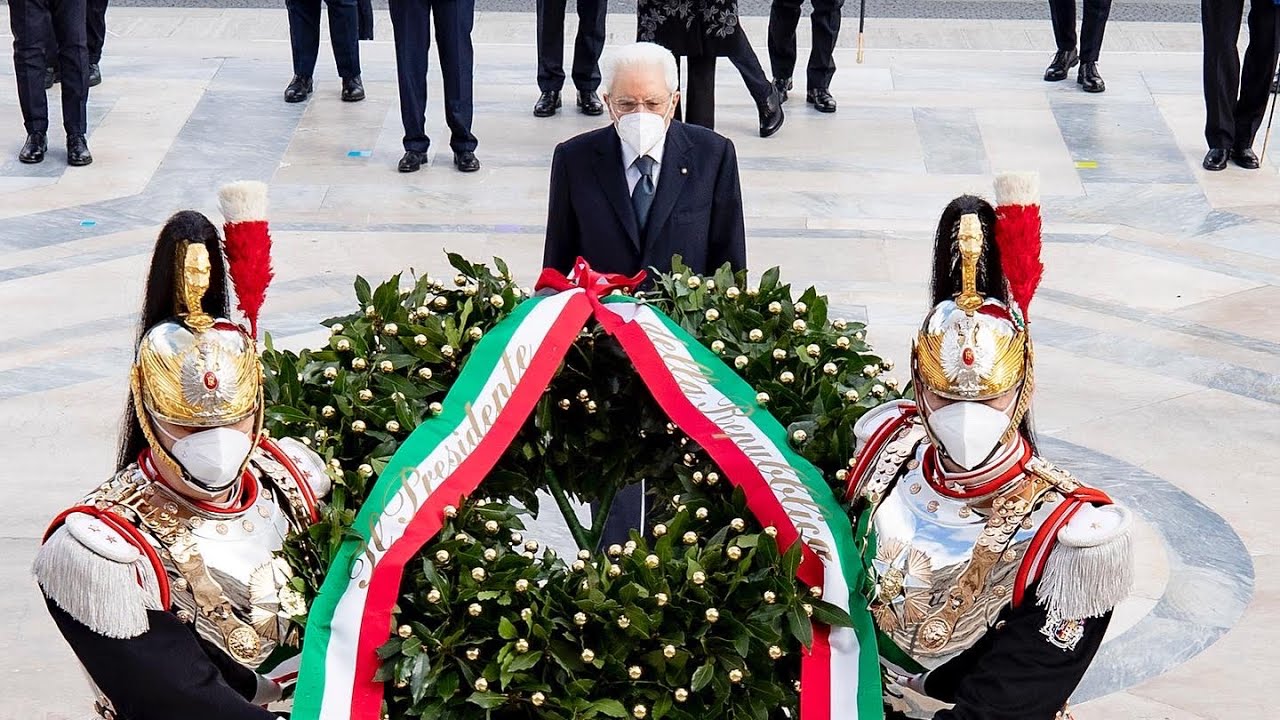 Mattarella depone  una corona d’alloro sulla Tomba del Milite Ignoto