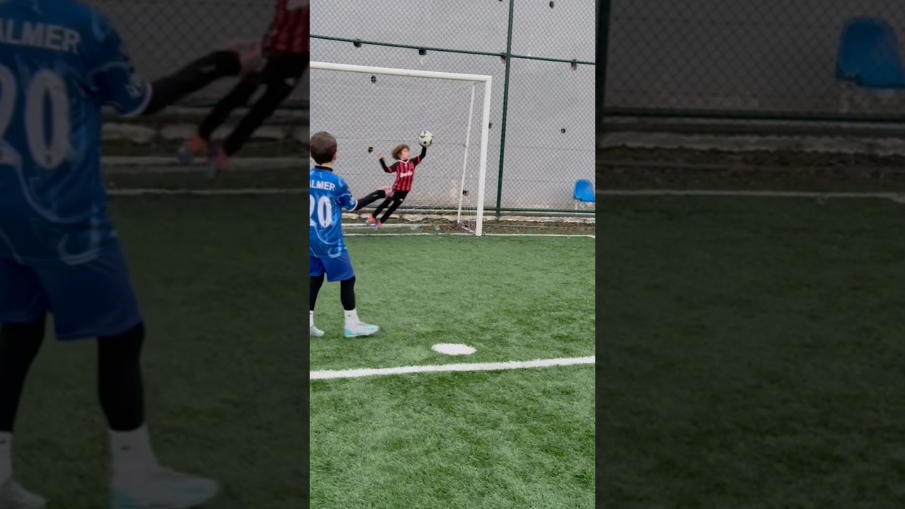 Bitmek bilmeyen ma&ccedil;ta kaleci devleşiyor #shorts #football #soccer