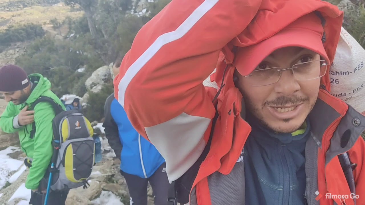 وضع العلامةplaca  على قمة جبل السكنى. الاقامة الجبلية الحومار. .تنقوب