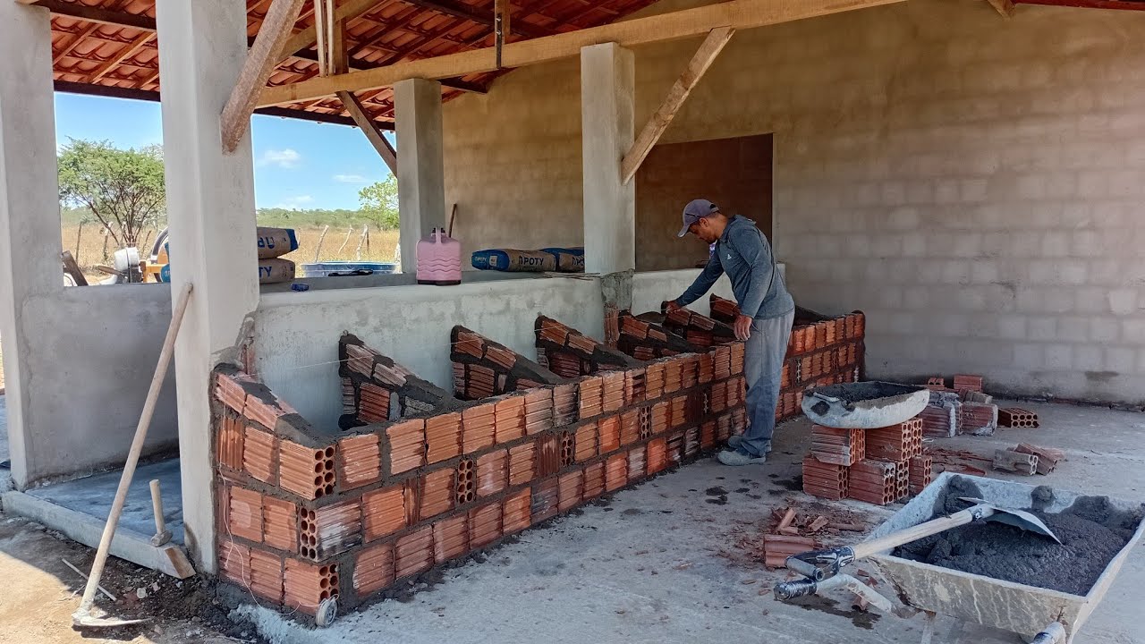 Est&atilde;o constru&iacute;do, os dezeseis cochos da cocheira 