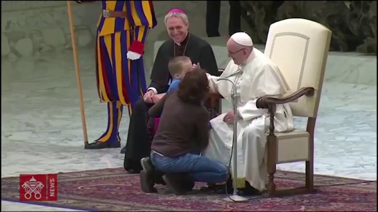 Ein taubes Kind aus Argentinien überrascht bei der Generalaudienz