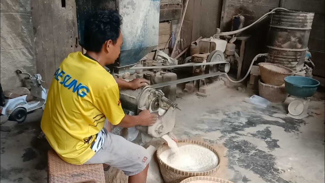 satu satunya di kampung ini tempat penggilingan padi sampai menjadi beras