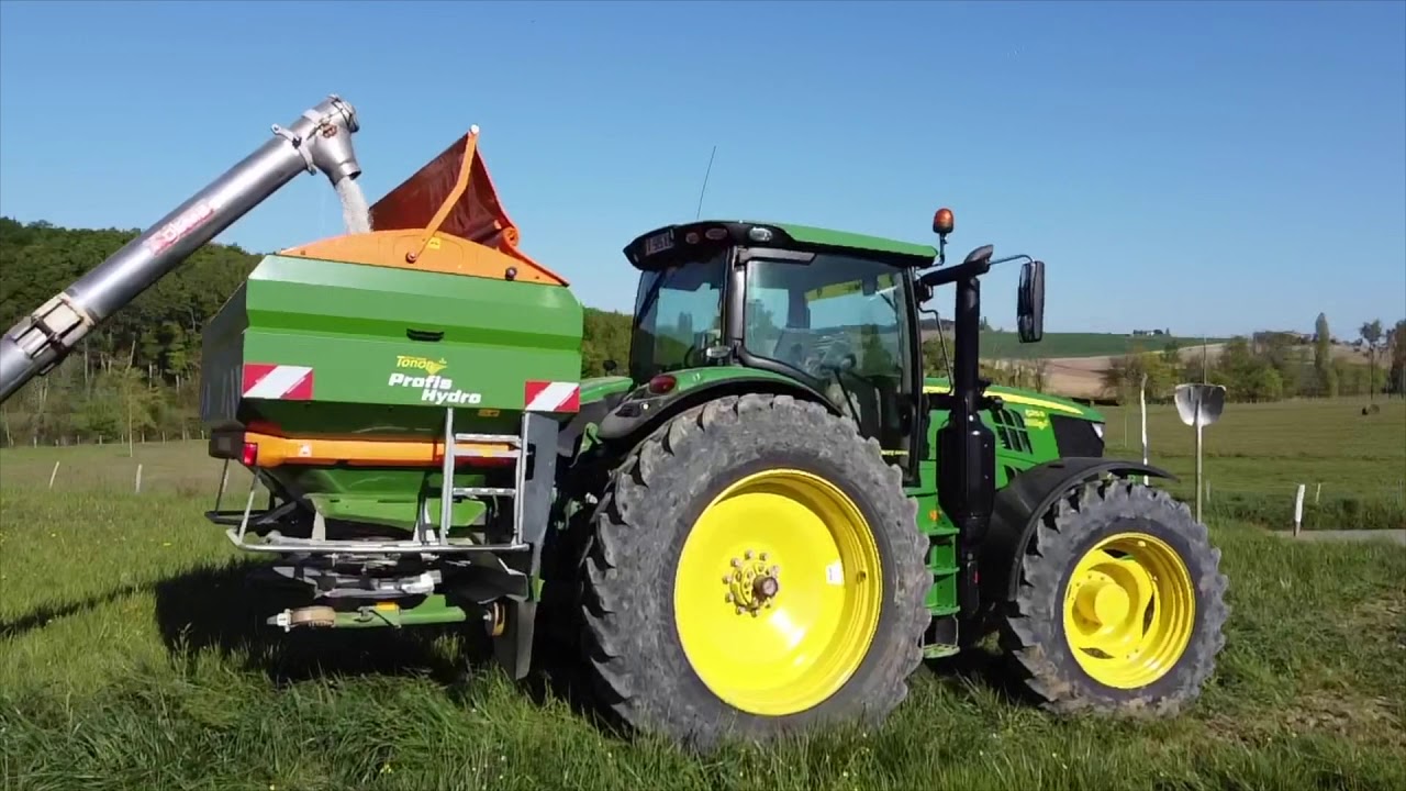 6215R avec épandeur Amazone ZA-TS 4200