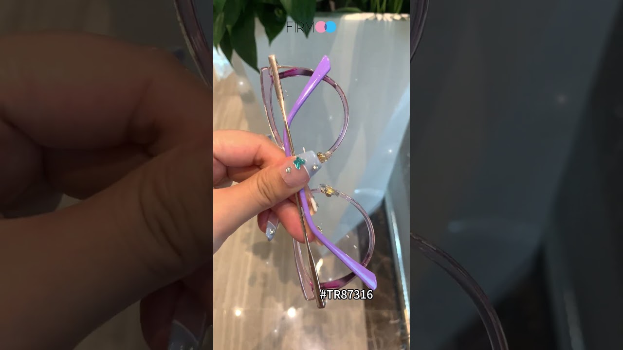 purple cat-eye frame   #eyeglasses #glasses  #eyewear #eyewearfashion #eyeglassesfashion