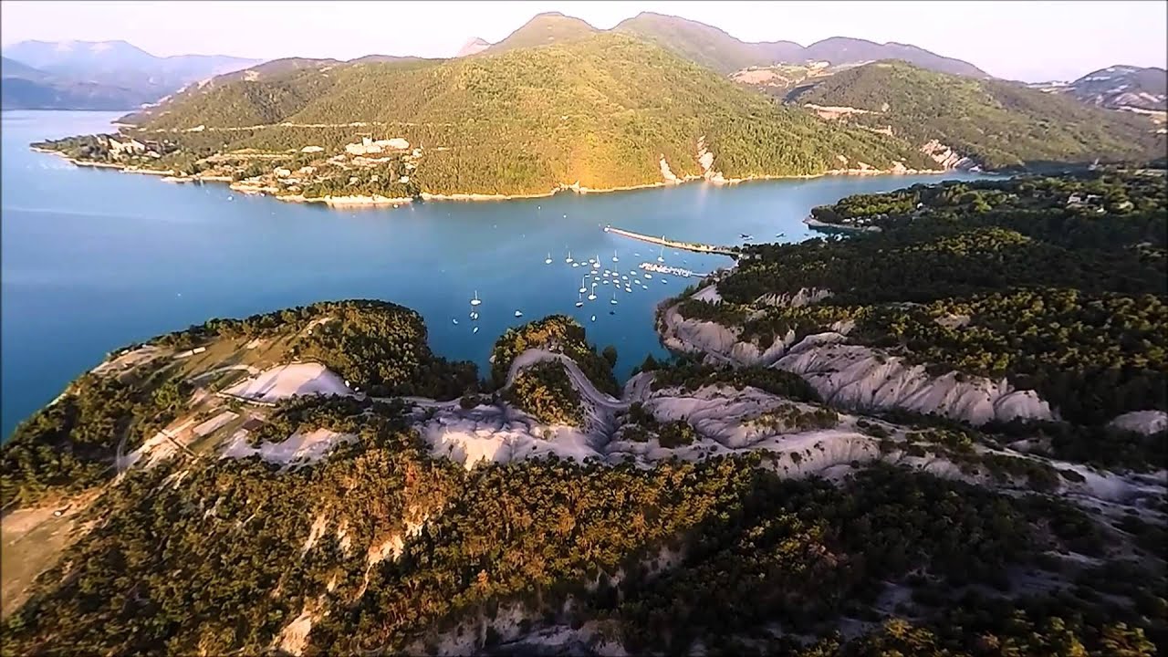 la baie de chanteloube au bord du lac de serre ponçon